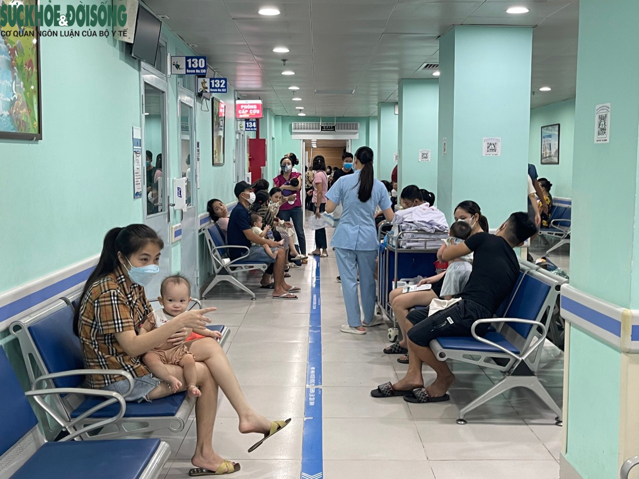 Nhiều bệnh viện tại Hà Nội quá tải do lượng bệnh nhi tăng đột biến - Ảnh 8.