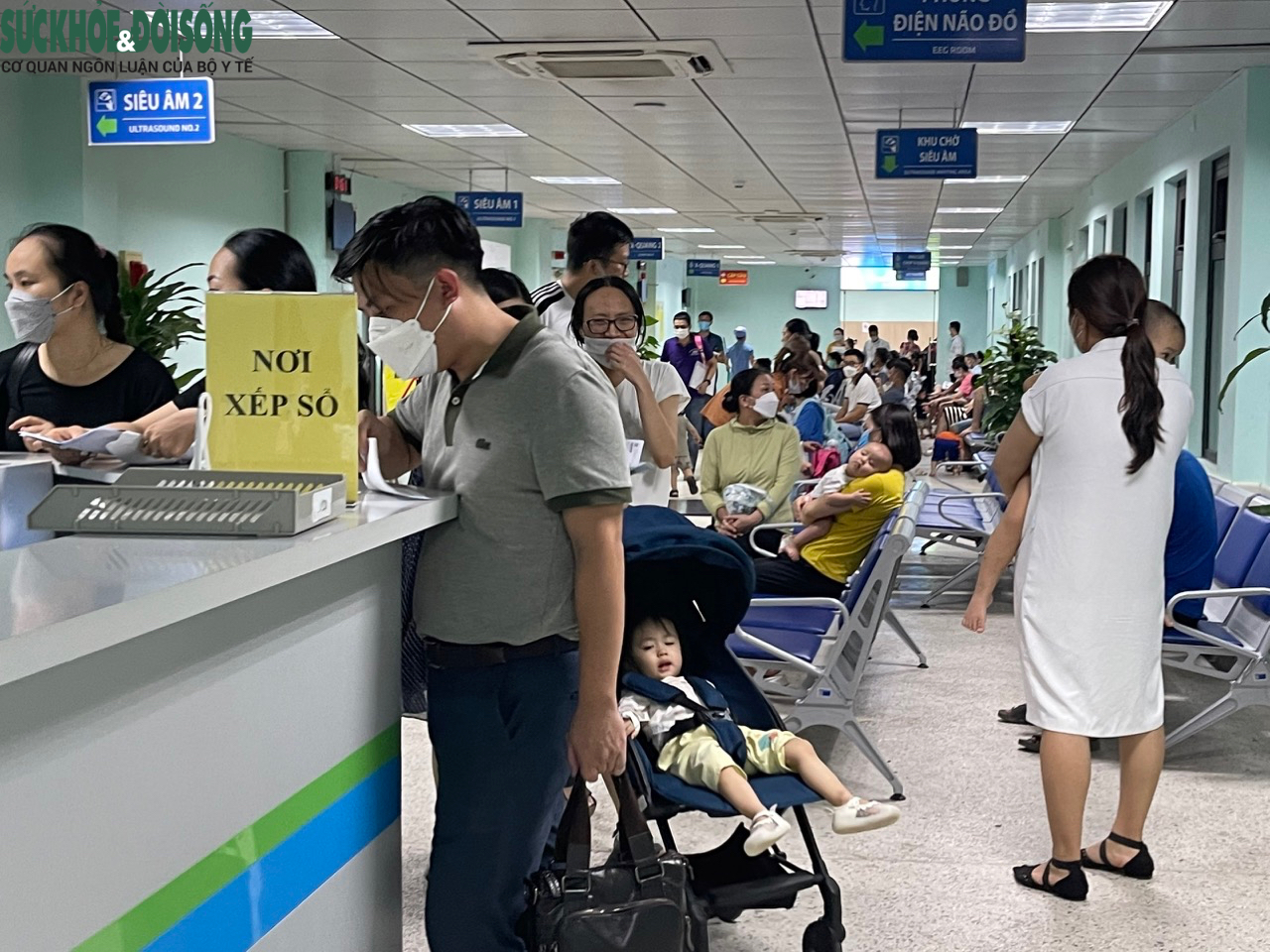 Nhiều bệnh viện tại Hà Nội quá tải do lượng bệnh nhi tăng đột biến - Ảnh 7.