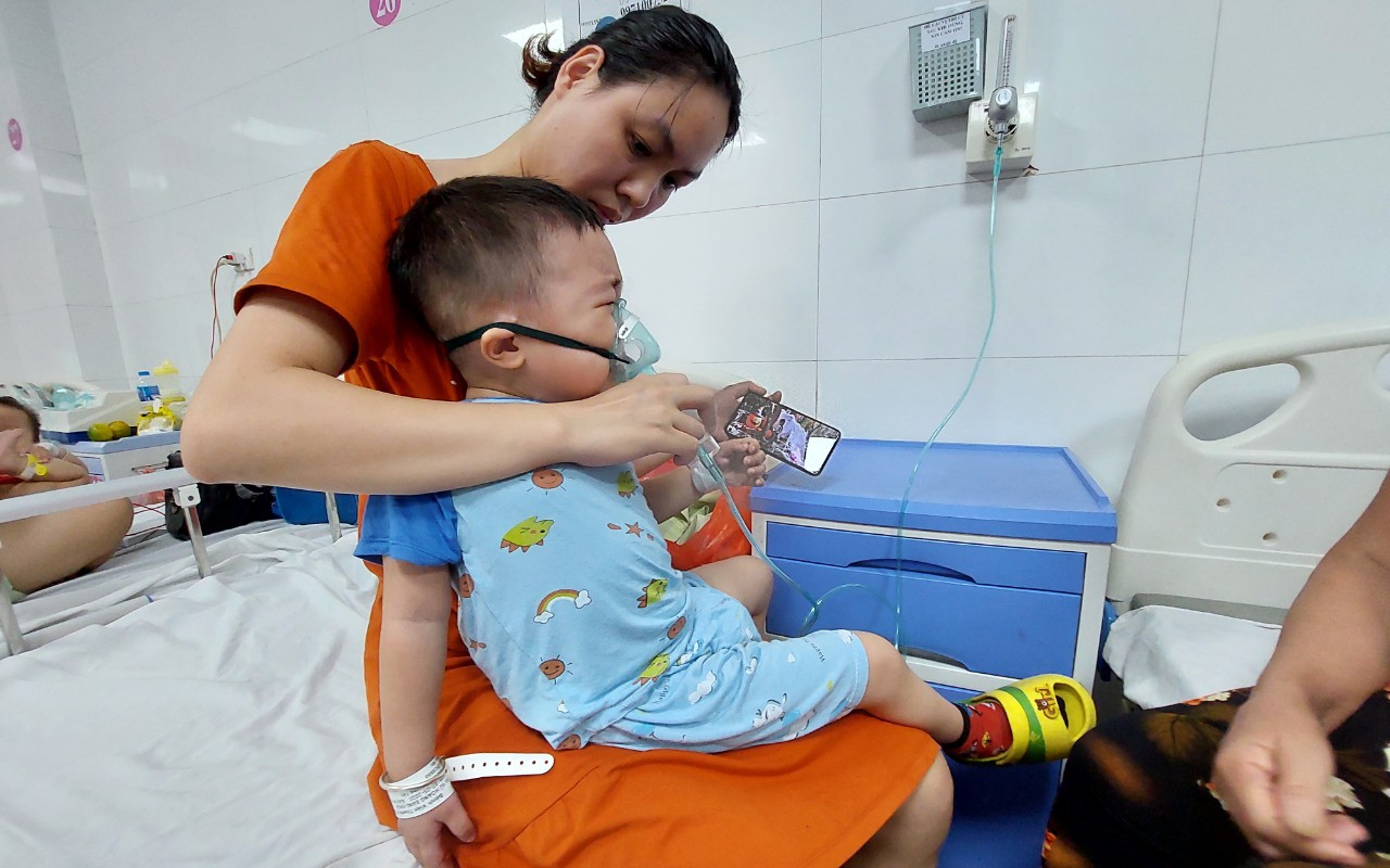 Bệnh nhi nhập viện tăng, nhiều bệnh viện Hà Nội quá tải