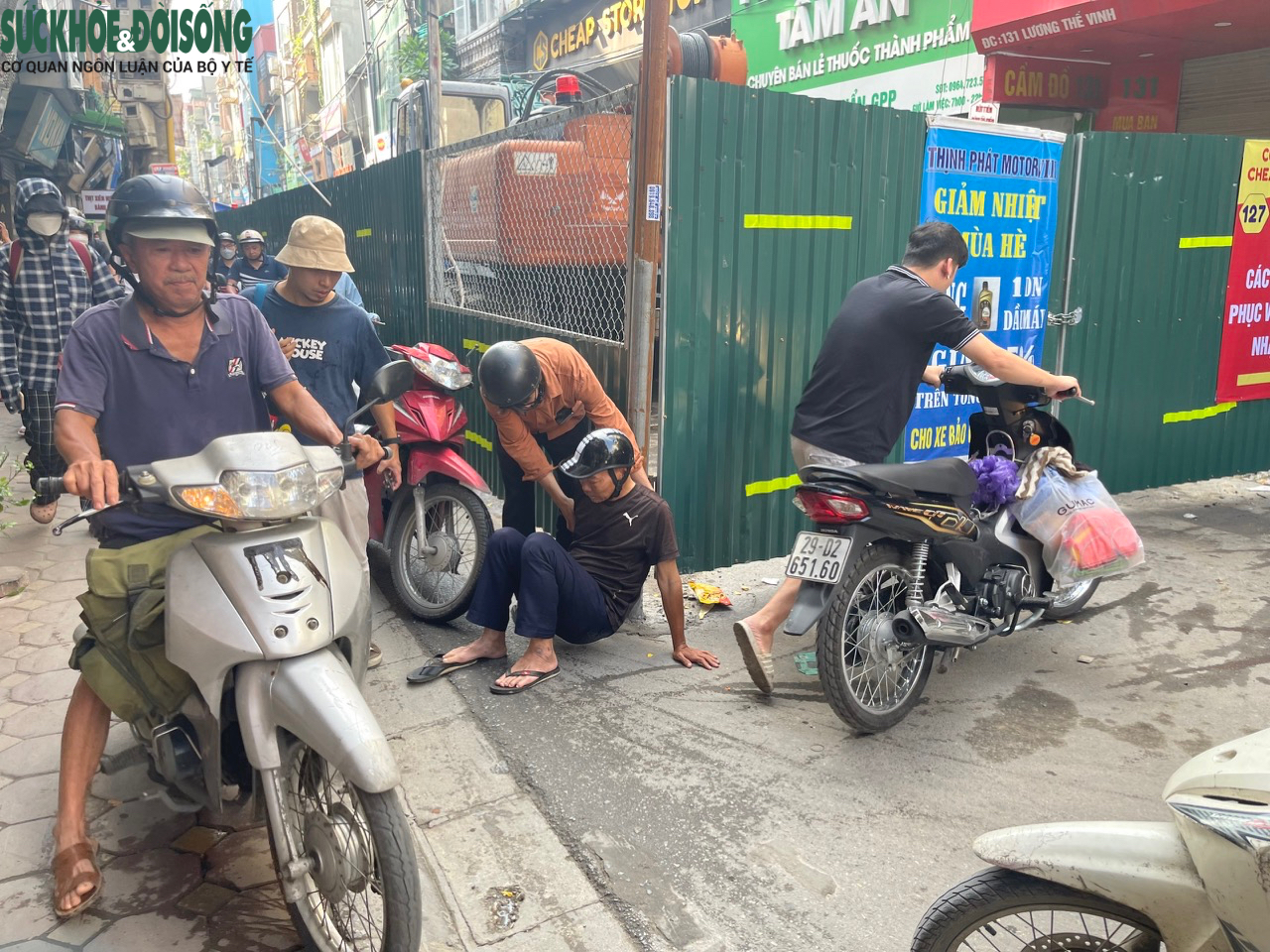 Hà Nội: 'Lô cốt' mọc giữa đường khiến người dân gặp nạn - Ảnh 3.