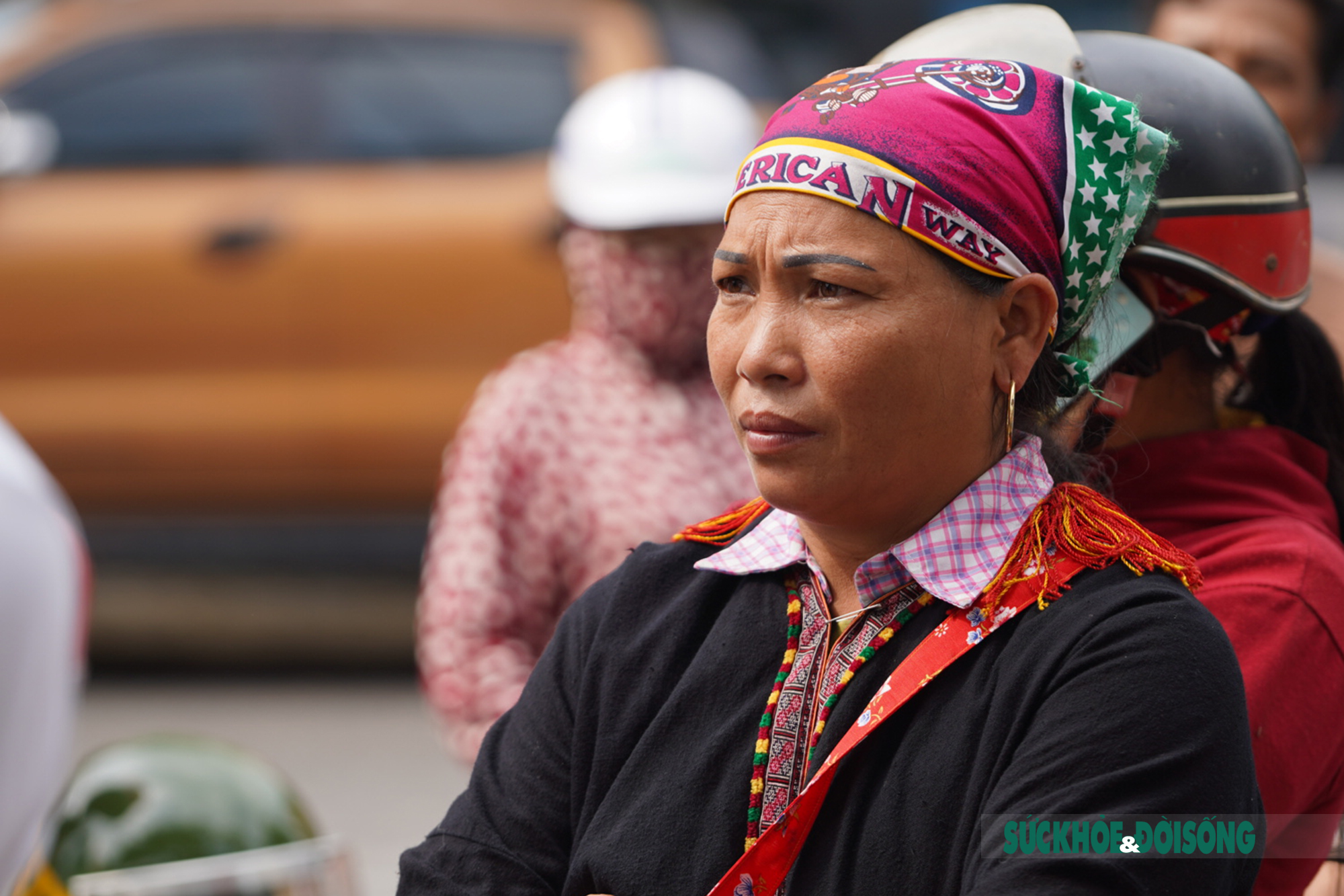 Người dân thị xã Nghĩa Lộ háo hức nhận vé miễn phí vào xem lễ đón bằng UNESCO ghi danh nghệ thuật xòe Thái - Ảnh 1.