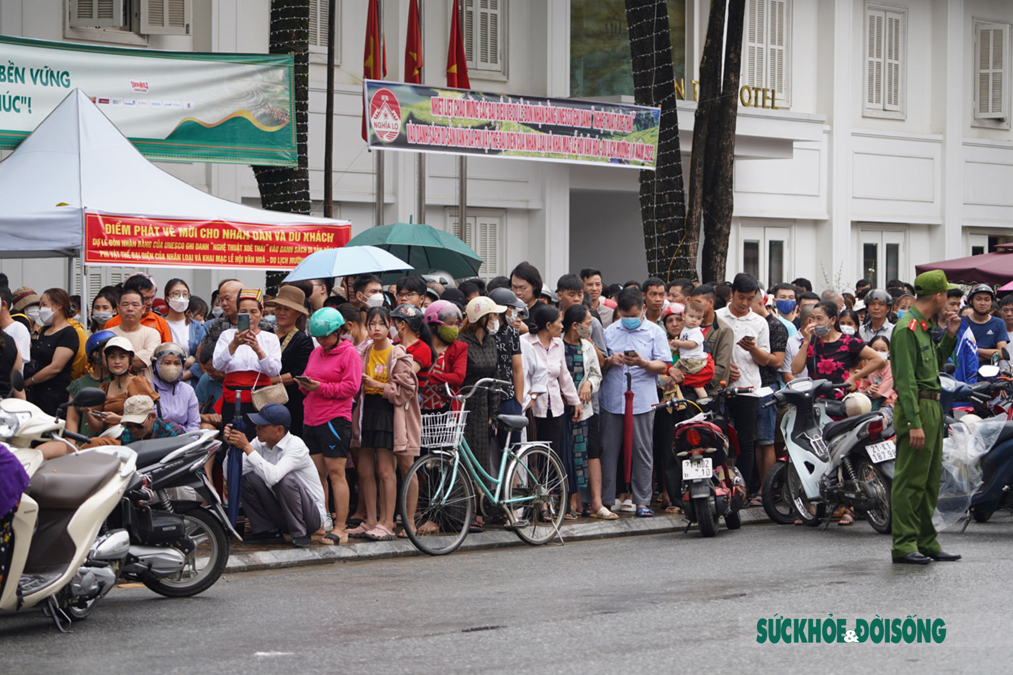 Người dân thị xã Nghĩa Lộ háo hức nhận vé miễn phí vào xem lễ đón bằng UNESCO ghi danh nghệ thuật xòe Thái - Ảnh 4.