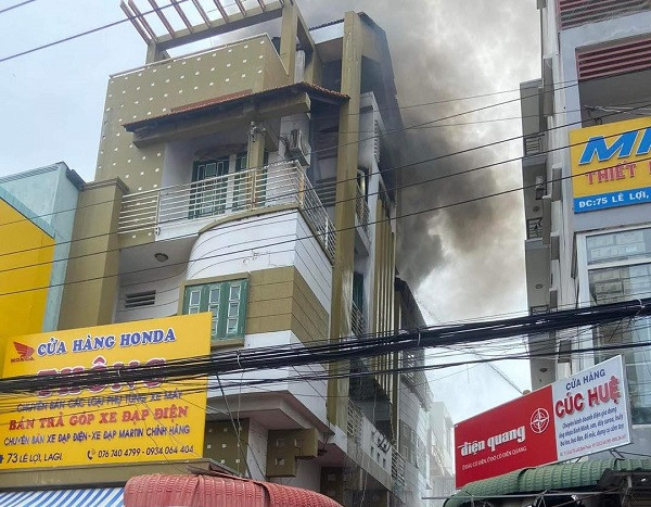 Cháy lớn cửa hàng phụ tùng xe máy ở Bình Thuận, khói bao trùm sau tiếng nổ - Ảnh 1.