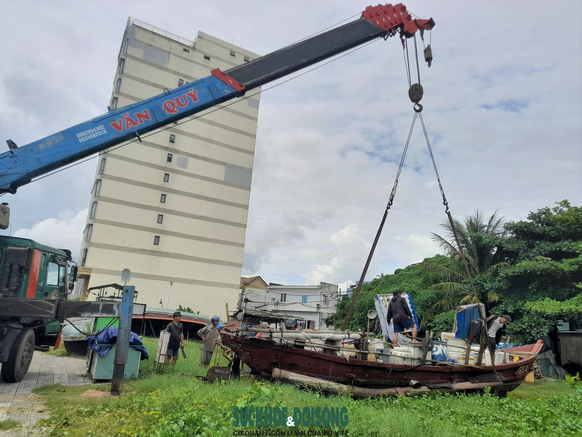 Ngư dân Đà Nẵng hối hả cẩu tàu, thuyền “chạy” siêu bão Noru - Ảnh 11.