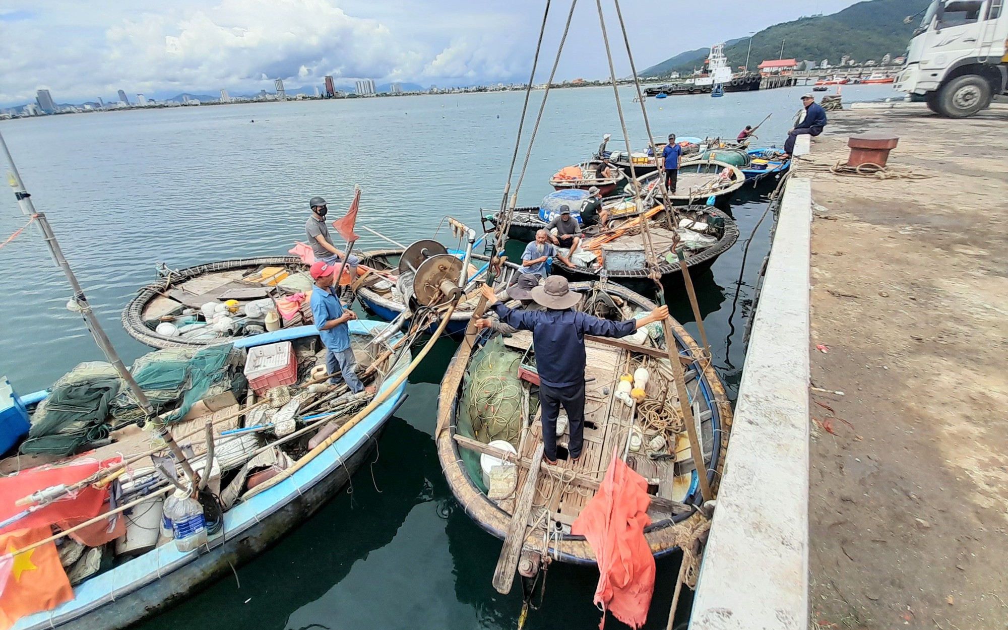 Ngư dân Đà Nẵng hối hả cẩu tàu thuyền “chạy” siêu bão Noru