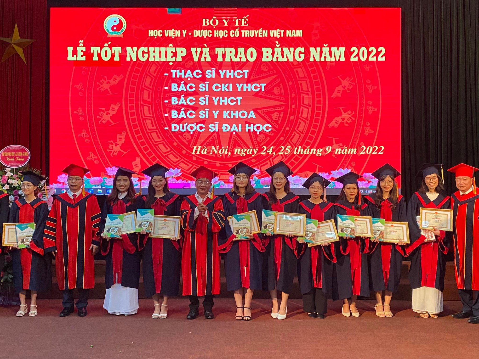 Hơn 500 học viên, sinh viên y đa khoa, y học cổ truyền, dược sĩ hoàn thành khóa học đặc biệt - Ảnh 3.