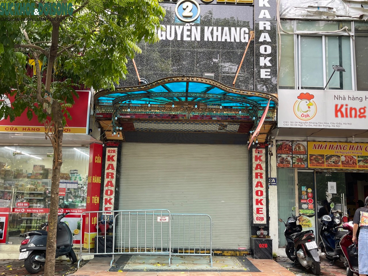 Hàng loạt quán karaoke ở Hà Nội bị lập hàng rào, đóng cửa - Ảnh 5.