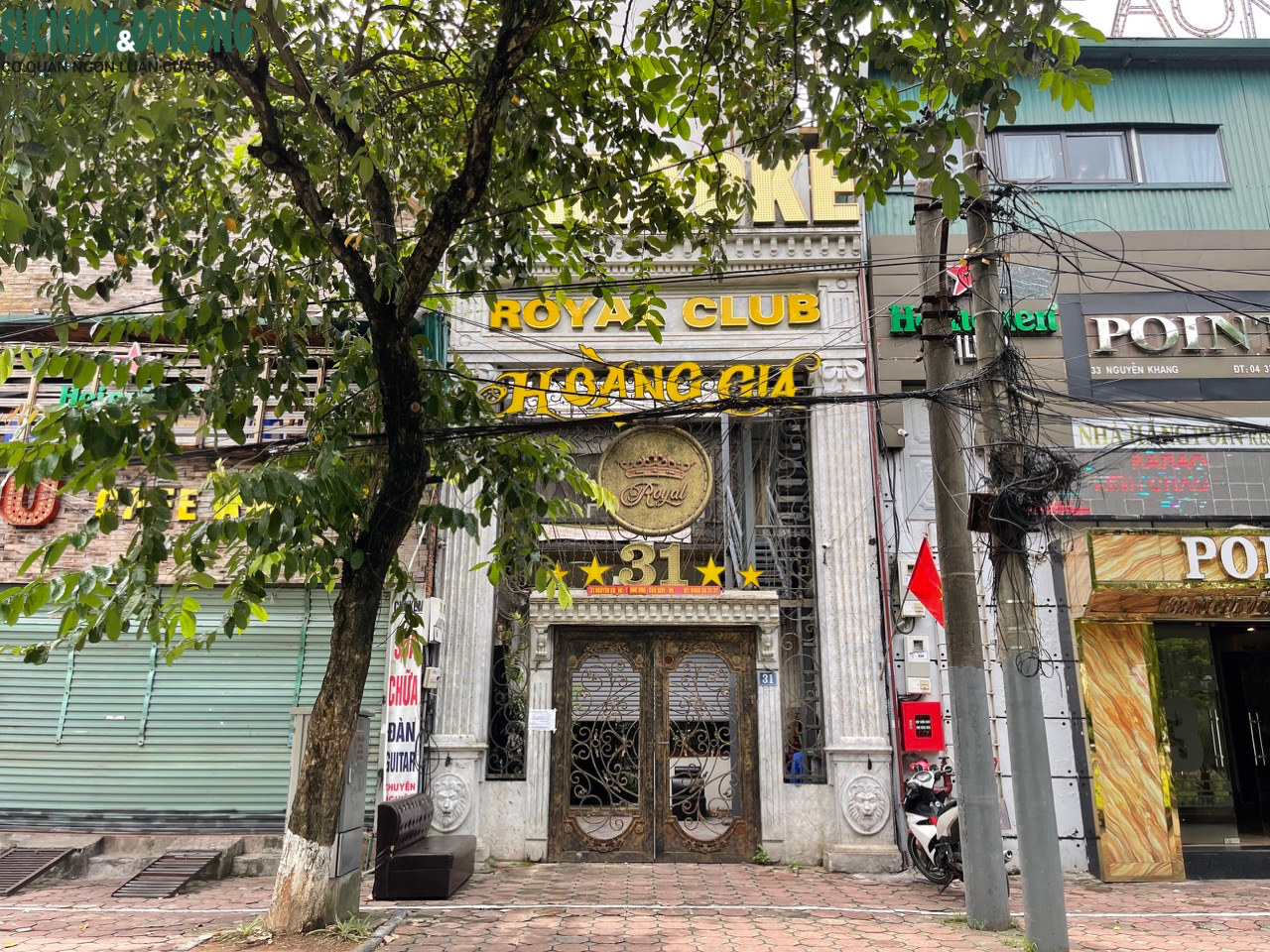 Hàng loạt quán karaoke ở Hà Nội bị lập hàng rào, đóng cửa - Ảnh 3.