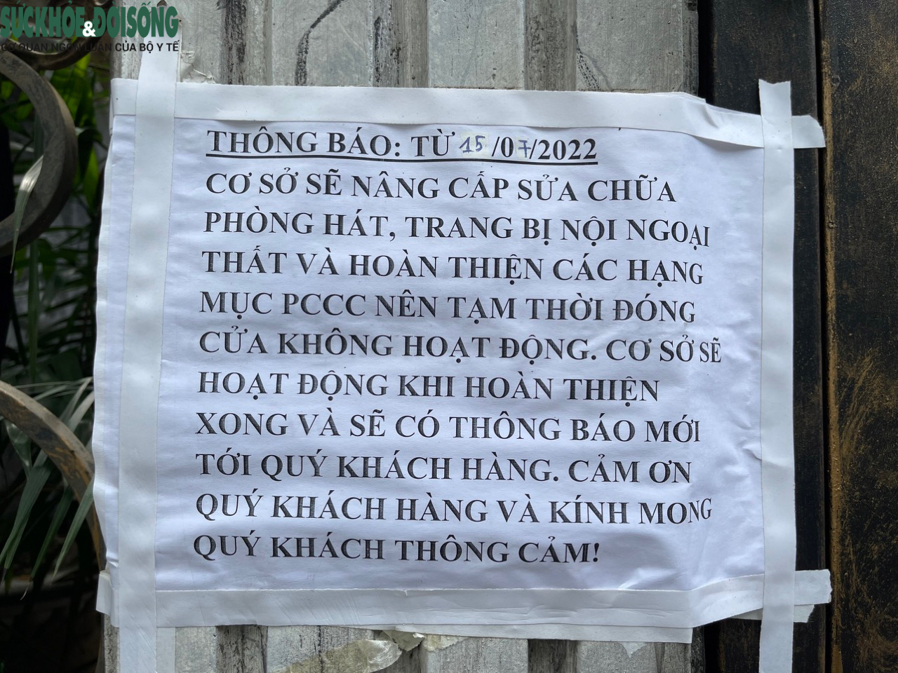 Hàng loạt quán karaoke ở Hà Nội bị lập hàng rào, đóng cửa - Ảnh 4.
