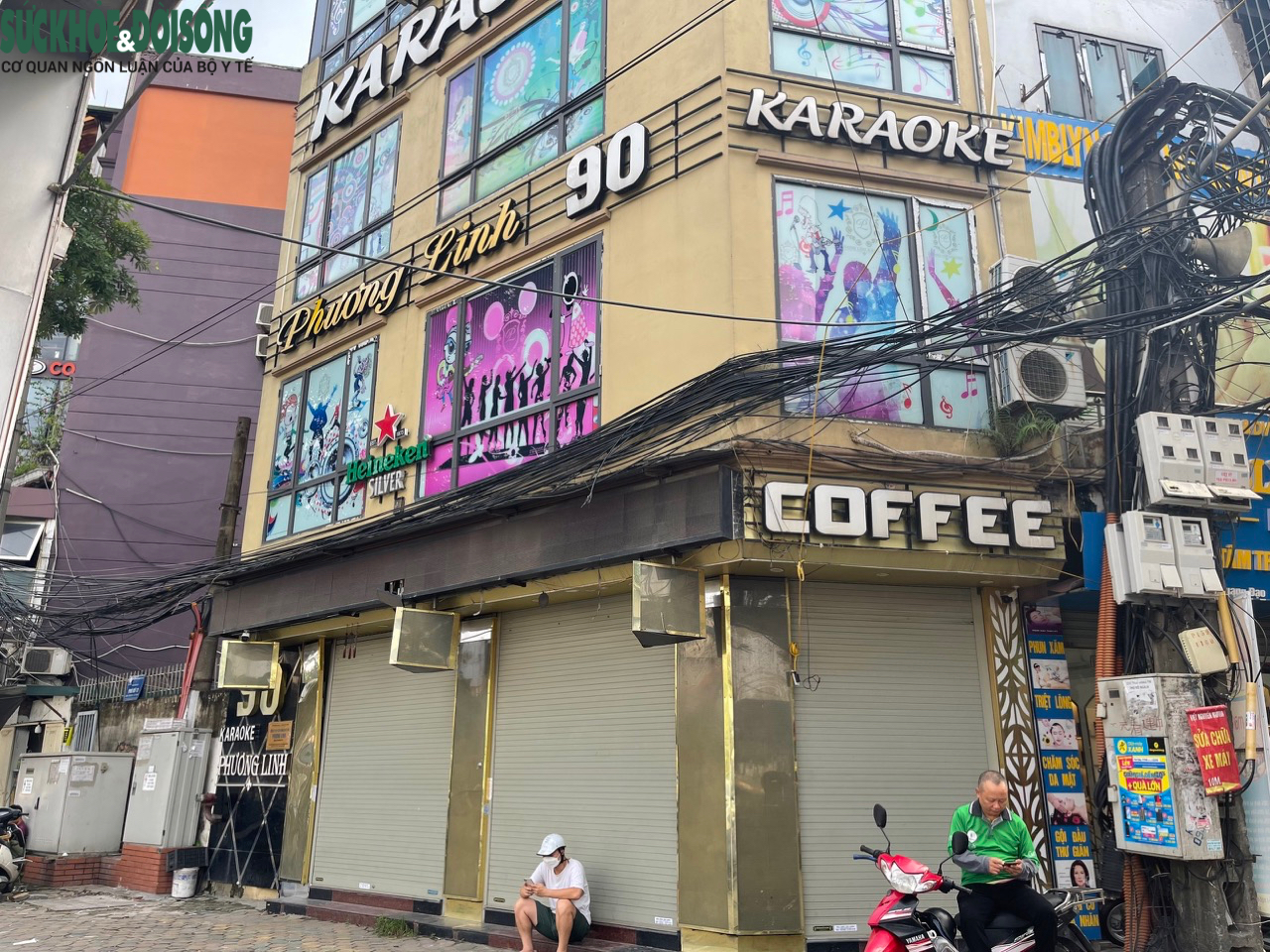 Hàng loạt quán karaoke ở Hà Nội bị lập hàng rào, đóng cửa - Ảnh 10.