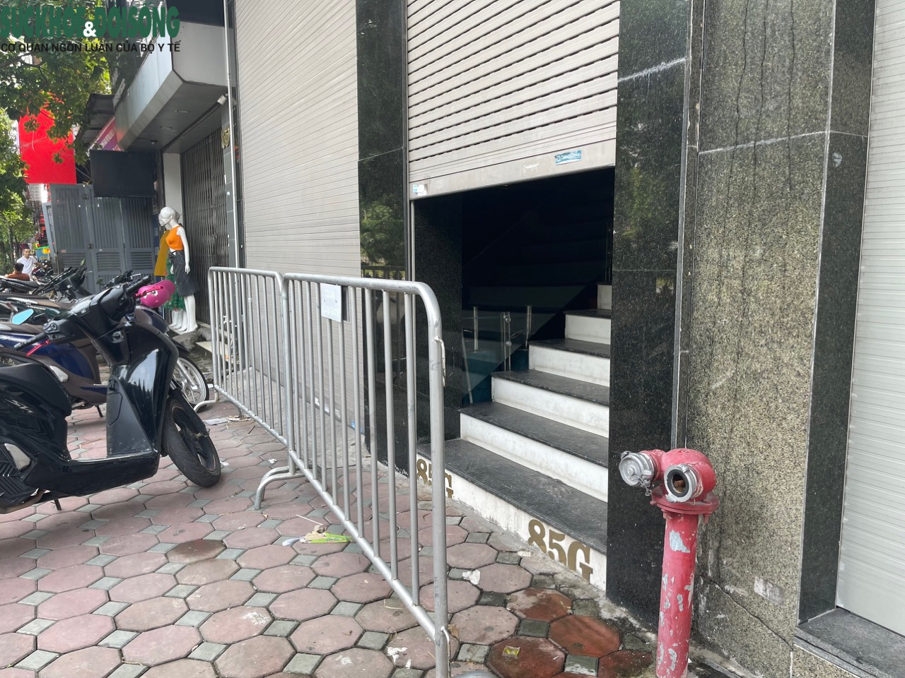 Hàng loạt quán karaoke ở Hà Nội bị lập hàng rào, đóng cửa - Ảnh 8.
