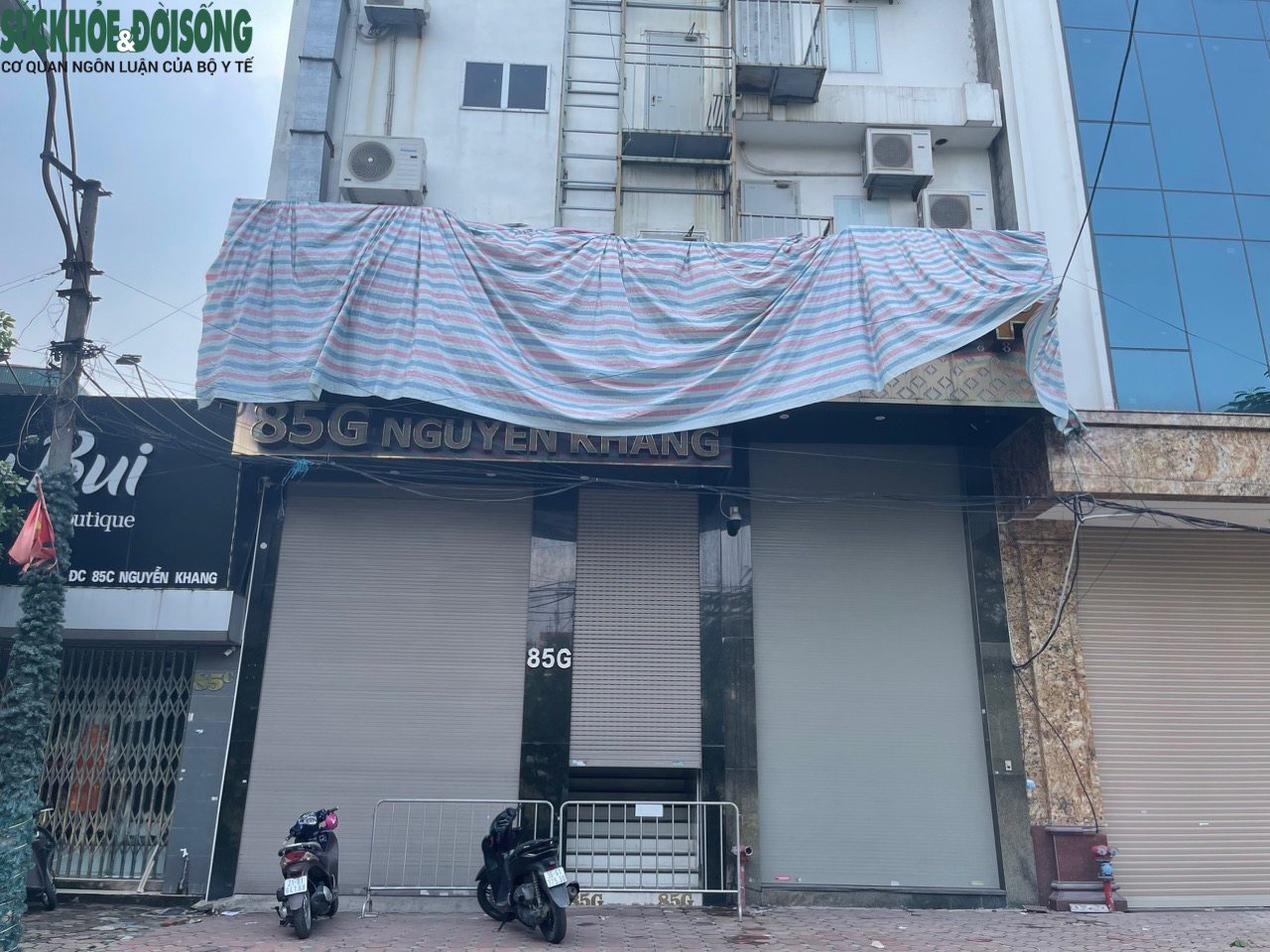Hàng loạt quán karaoke ở Hà Nội bị lập hàng rào, đóng cửa - Ảnh 7.