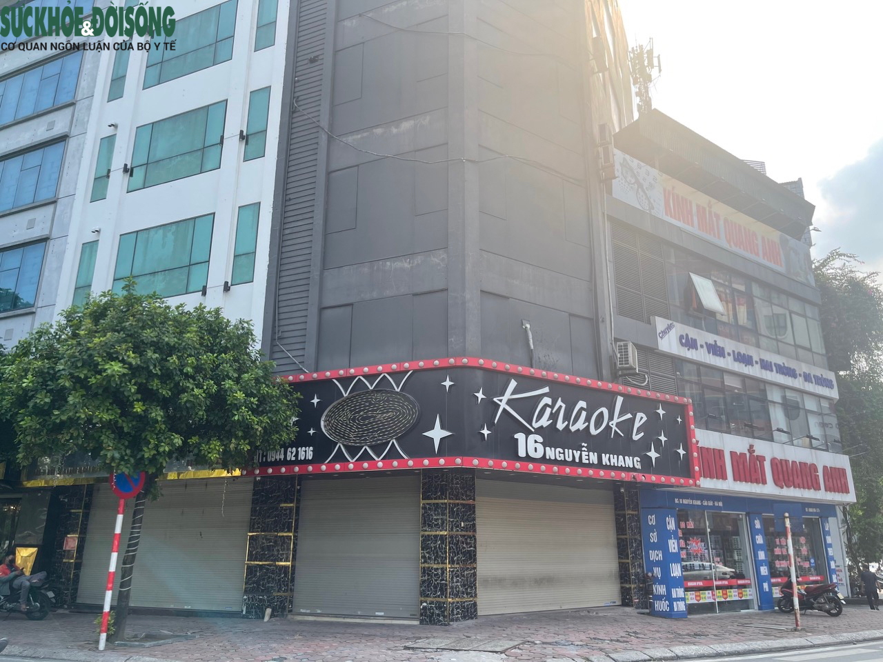 Hàng loạt quán karaoke ở Hà Nội bị lập hàng rào, đóng cửa - Ảnh 9.