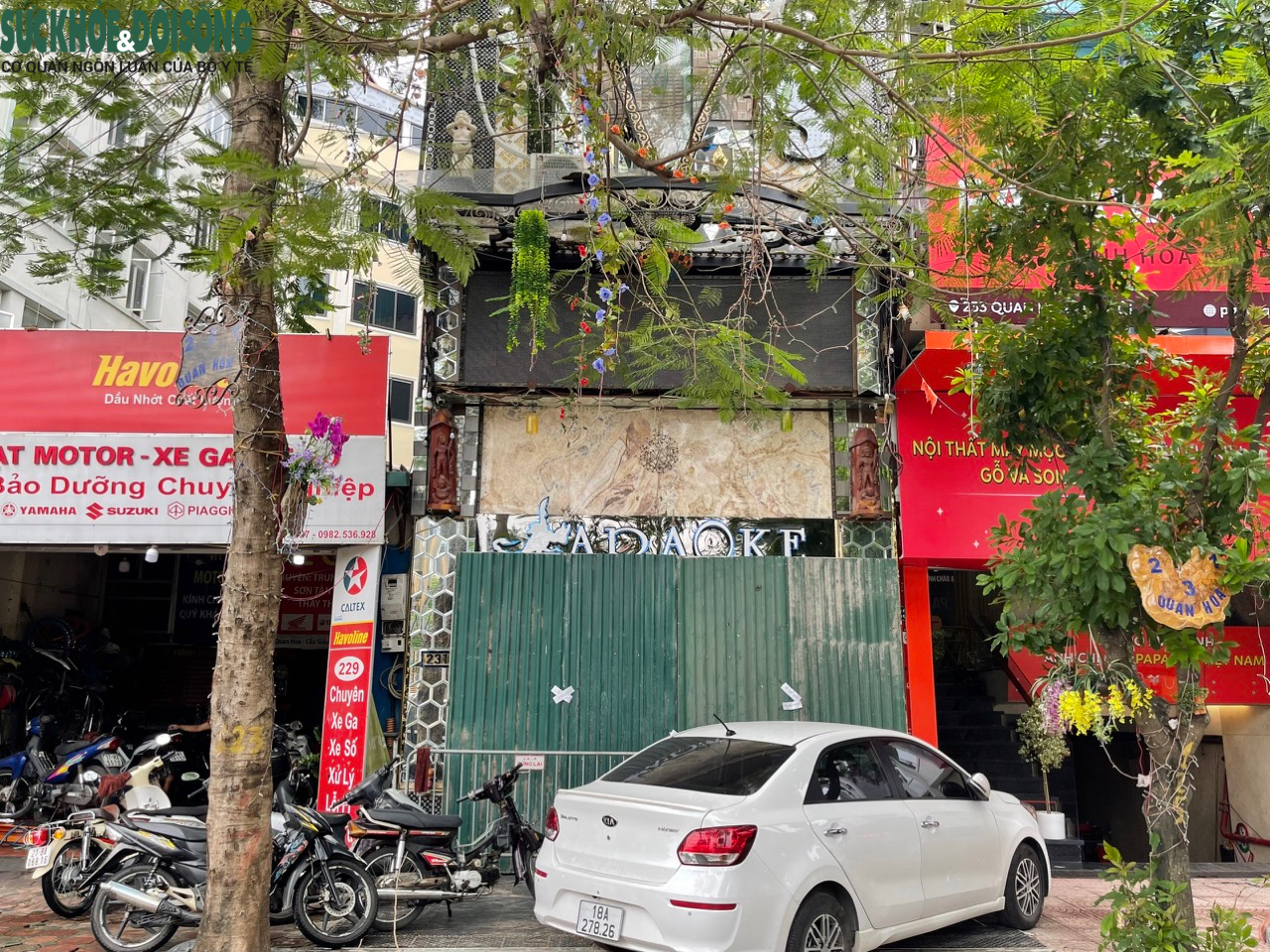 Hàng loạt quán karaoke ở Hà Nội bị lập hàng rào, đóng cửa - Ảnh 13.