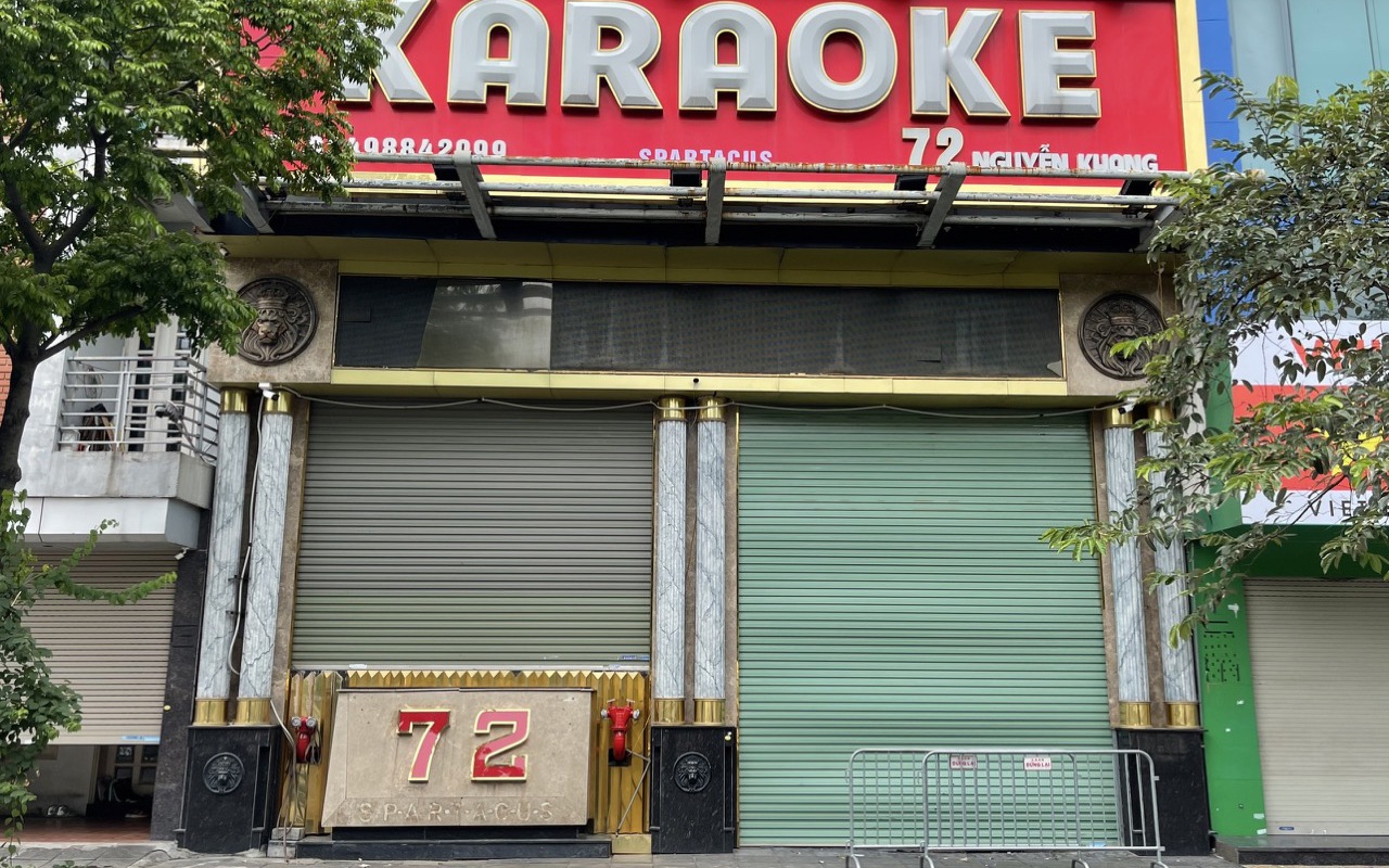 Hà Nội: Hàng loạt quán karaoke vi phạm phòng cháy bị lập rào chắn, đóng cửa