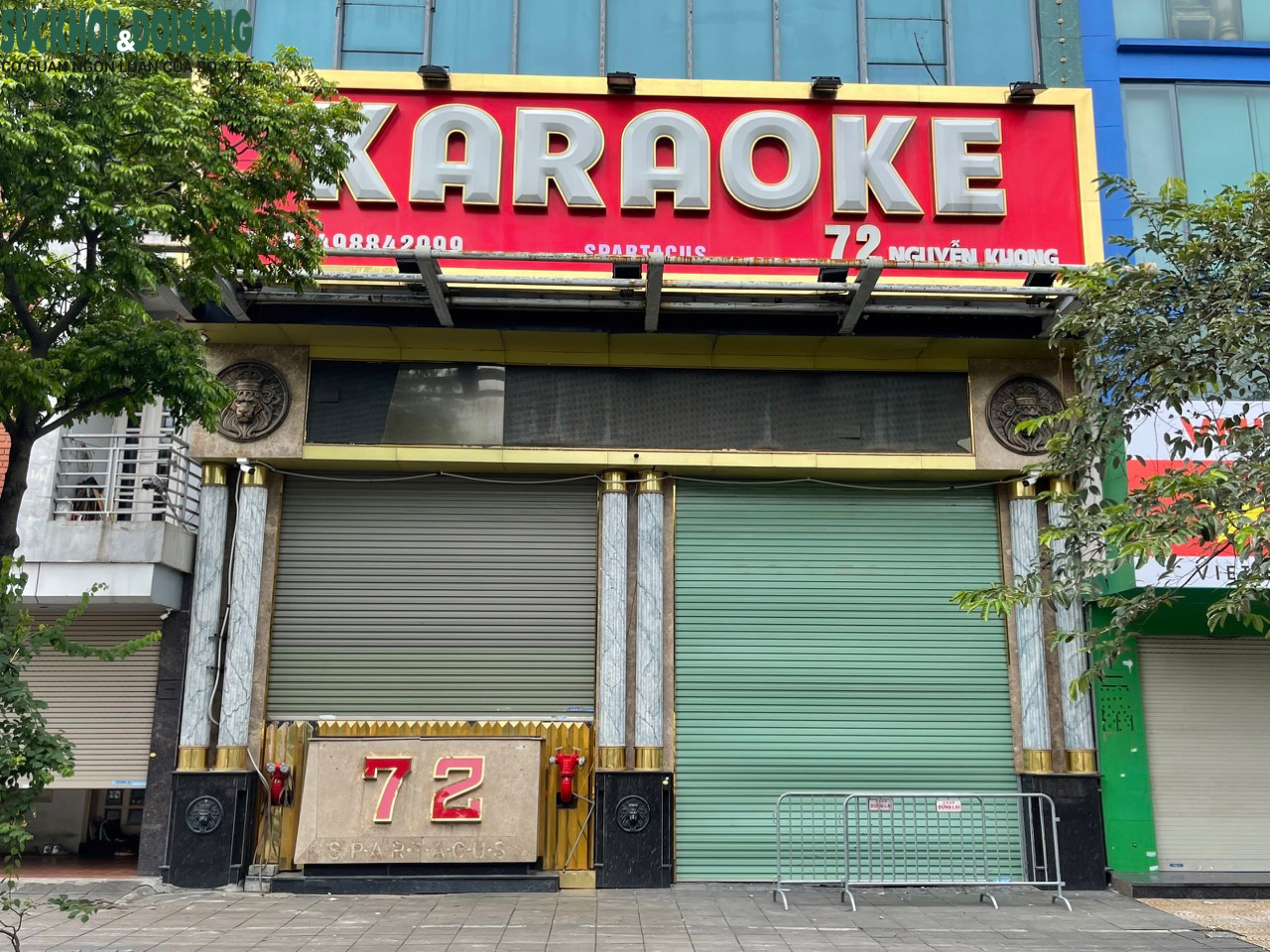 Hàng loạt quán karaoke ở Hà Nội bị lập hàng rào, đóng cửa - Ảnh 1.