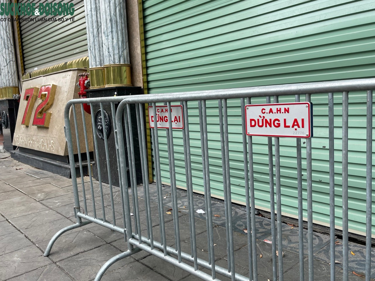 Hàng loạt quán karaoke ở Hà Nội bị lập hàng rào, đóng cửa - Ảnh 2.