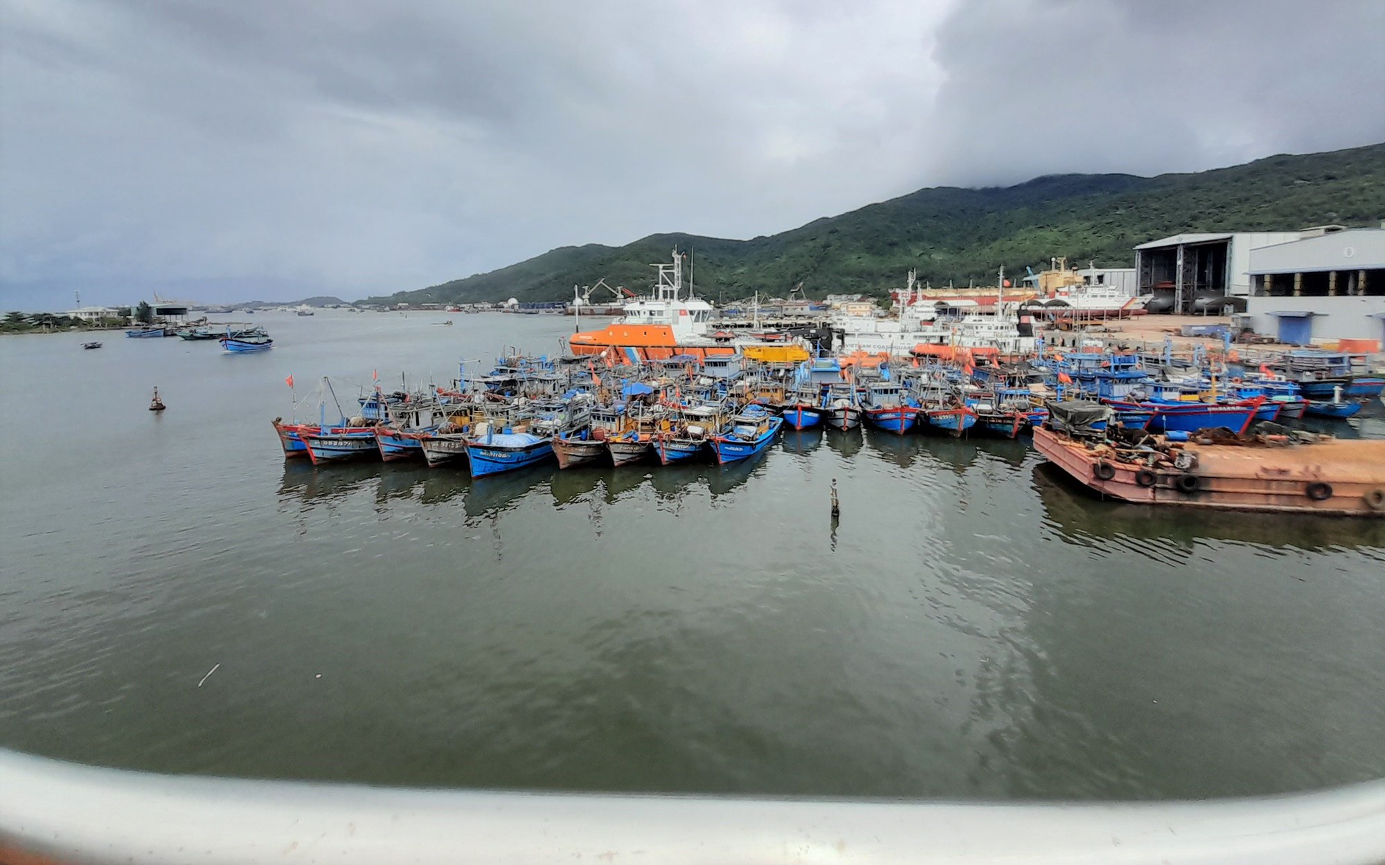 Các khu neo đậu chật kín, vẫn còn 16 tàu hoạt động trong vùng nguy hiểm của bão Noru