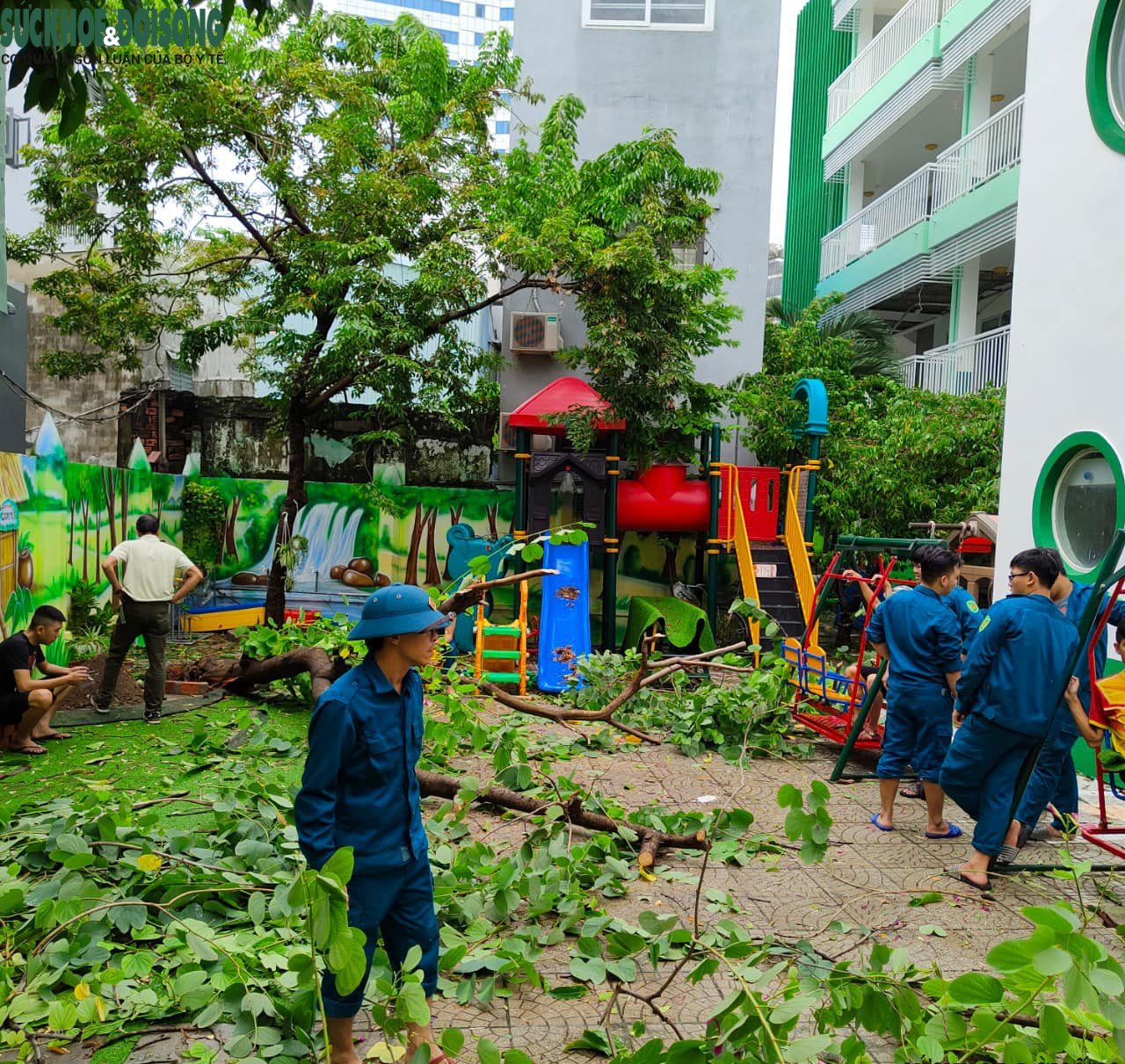 Bão vừa tan, thầy cô lại tất bật dọn dẹp trường lớp để đón học sinh vào ngày mai - Ảnh 10.