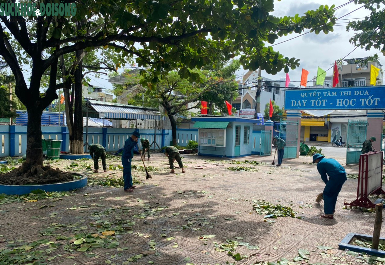 Bão vừa tan, thầy cô lại tất bật dọn dẹp trường lớp để đón học sinh vào ngày mai - Ảnh 2.