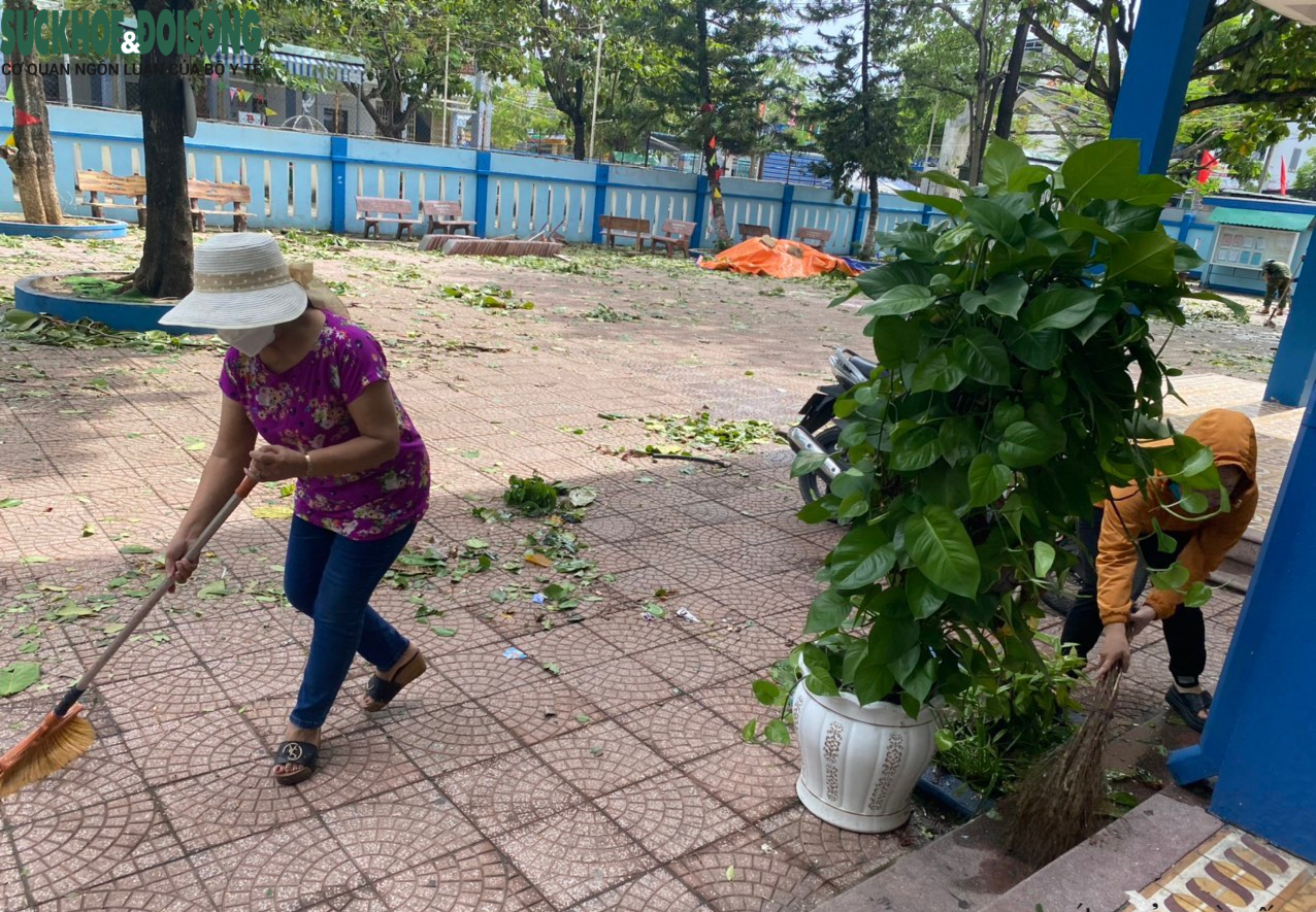 Bão vừa tan, thầy cô lại tất bật dọn dẹp trường lớp để đón học sinh vào ngày mai - Ảnh 3.