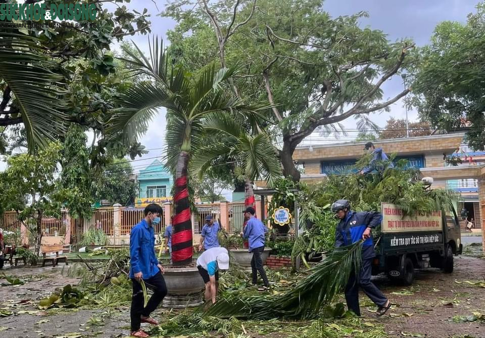 Bão vừa tan, thầy cô lại tất bật dọn dẹp trường lớp để đón học sinh vào ngày mai - Ảnh 4.