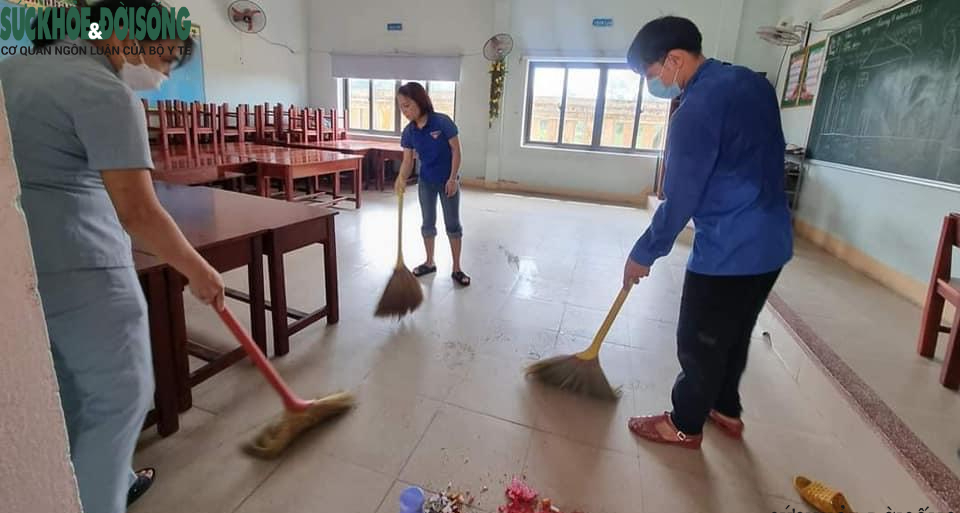 Bão vừa tan, thầy cô lại tất bật dọn dẹp trường lớp để đón học sinh vào ngày mai - Ảnh 7.