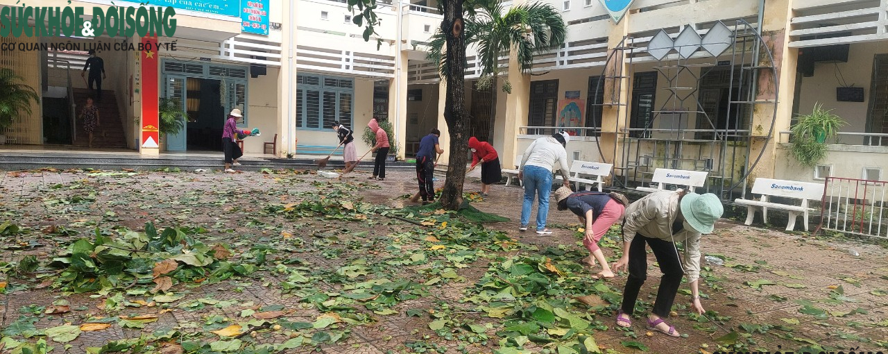 Bão vừa tan, thầy cô lại tất bật dọn dẹp trường lớp để đón học sinh vào ngày mai - Ảnh 8.