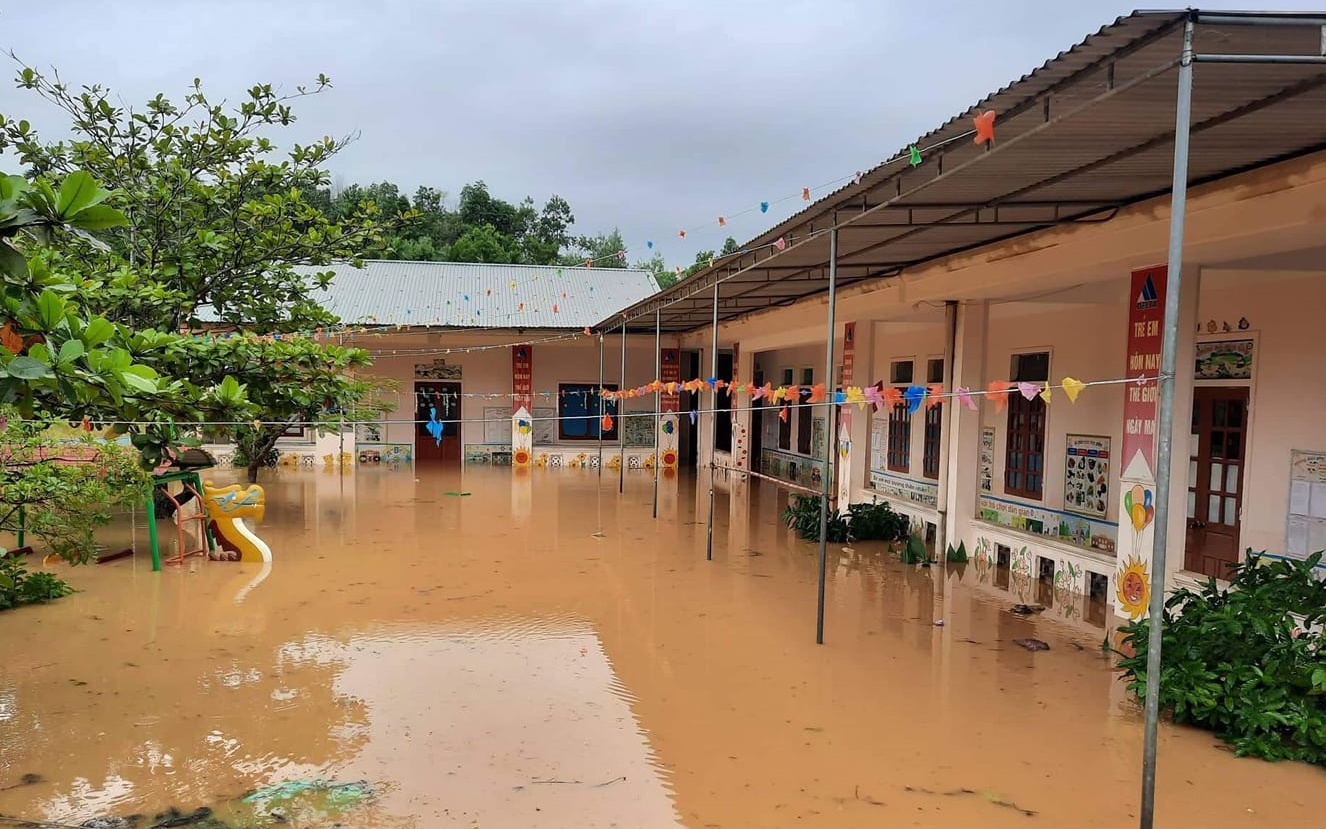 Hơn 300 trường học ở Nghệ An cho học sinh nghỉ học do mưa lớn, ngập sâu