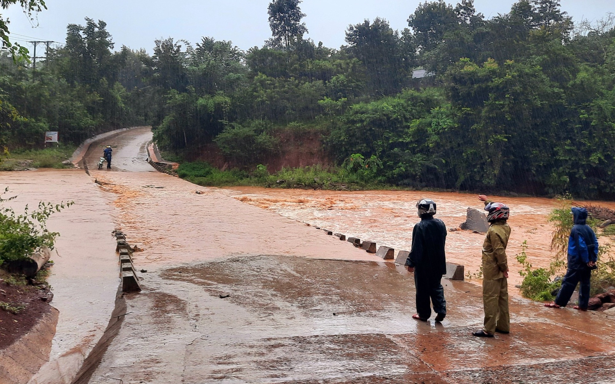 Quảng Trị: Không để dịch bệnh bùng phát do ô nhiễm môi trường sau mưa bão