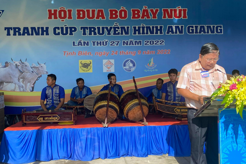 Gay cấn nảy lửa trong lễ hội đua bò ở An Giang - Ảnh 7.