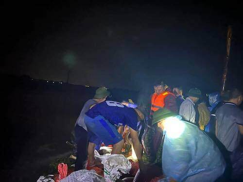 Cận cảnh vỡ đê ở Nghệ An, hàng trăm người dầm mưa xuyên đêm ứng cứu - Ảnh 2.