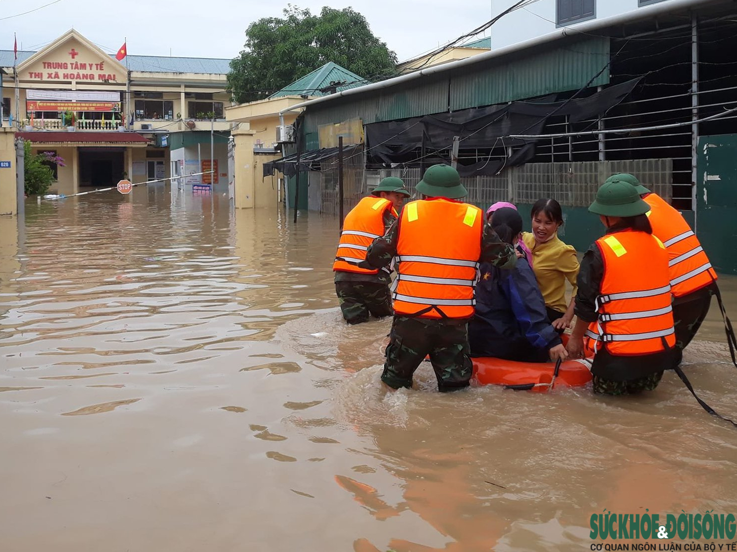 Nghệ An: Di dời khẩn cấp bệnh nhân ra khỏi vùng ngập lụt an toàn - Ảnh 2.