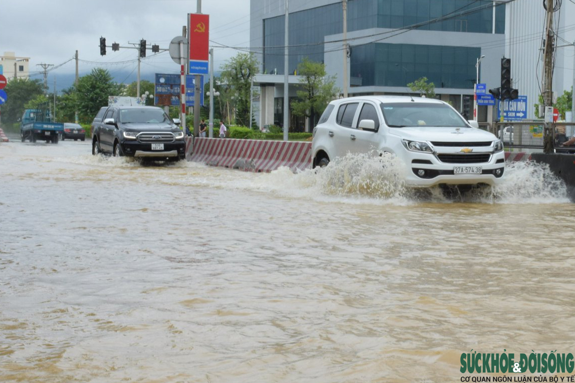 Nghệ An: Di dời khẩn cấp bệnh nhân ra khỏi vùng ngập lụt an toàn - Ảnh 7.