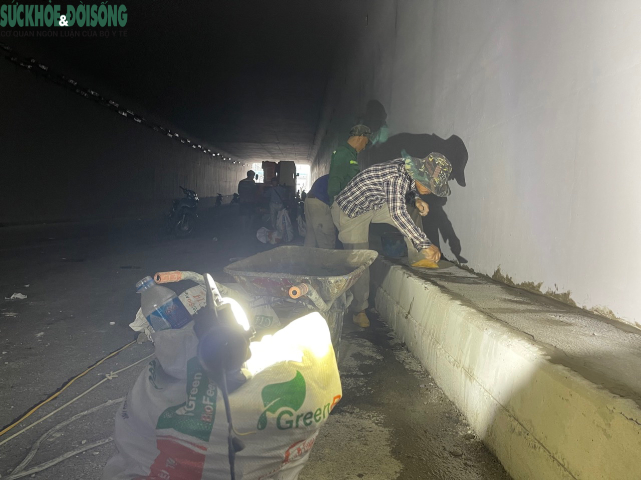 Hàng chục công nhân 'đội mưa' gấp rút hoàn thành hầm chui Lê Văn Lương - Ảnh 4.