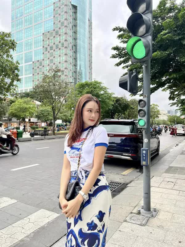 Mix trang phục đời thường đẹp và thanh lịch như diễn viên Hồng Diễm - Ảnh 3.