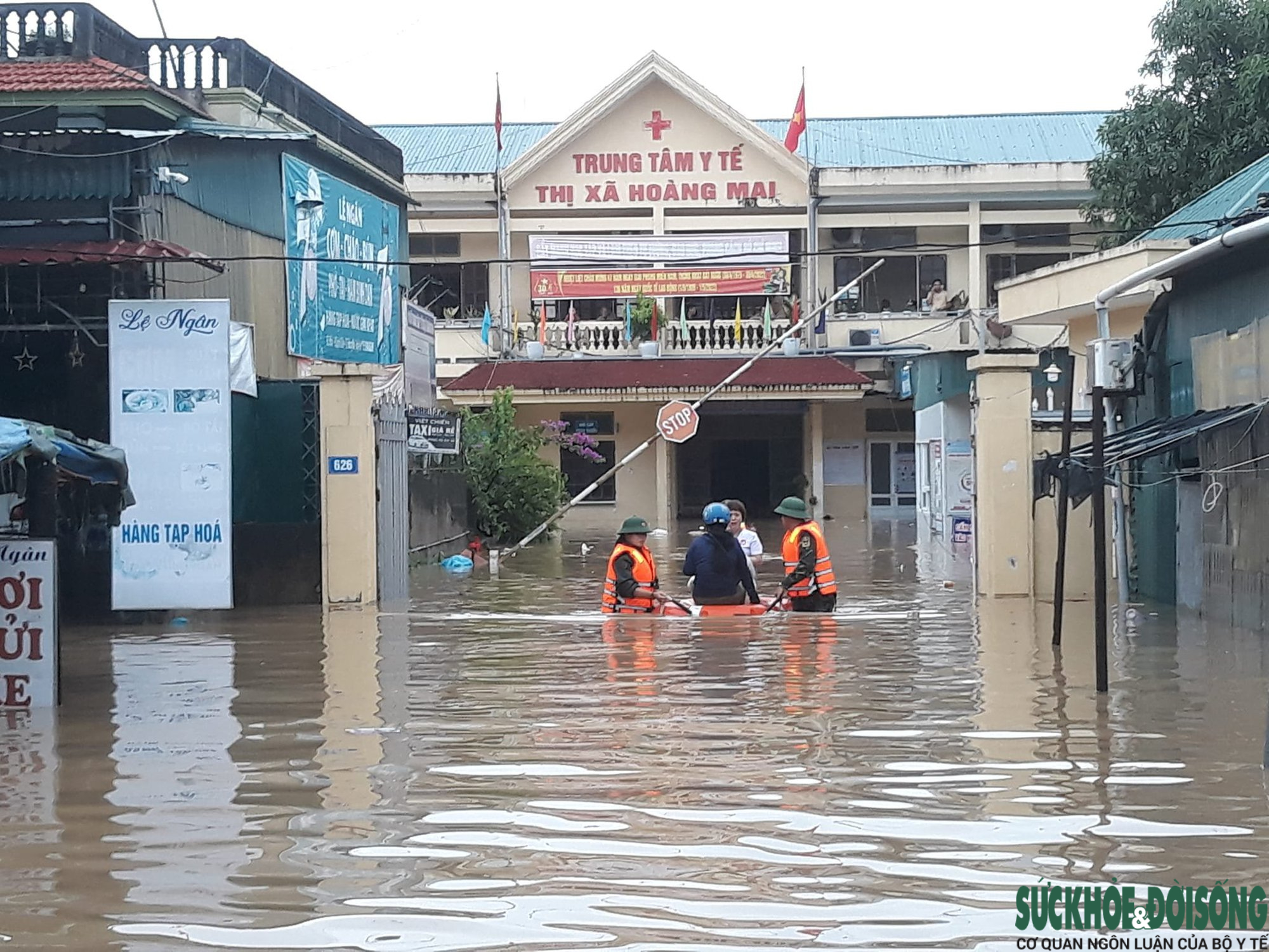 Nghệ An: Di dời khẩn cấp bệnh nhân ra khỏi vùng ngập lụt an toàn - Ảnh 1.