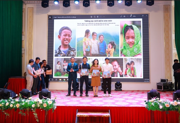 Dự án “phát triển báo chí Việt Nam” tổ chức hoạt động tập huấn và tặng quà cho trẻ em khó khăn tại Lai Châu - Ảnh 7.
