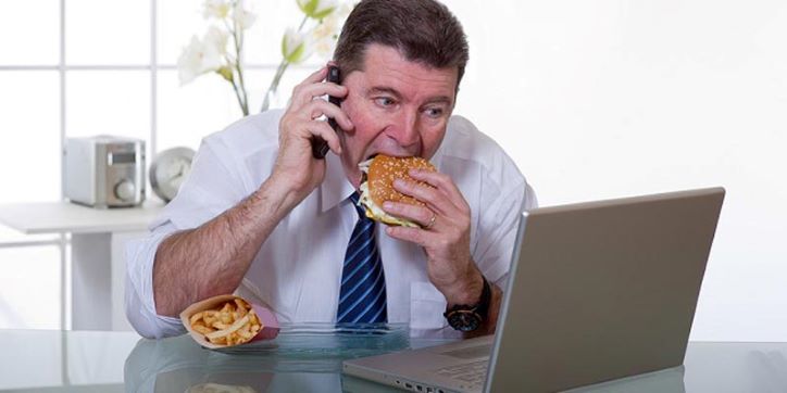 8 sai lầm trong thói quen ăn uống khiến bạn tăng cân - Ảnh 3.