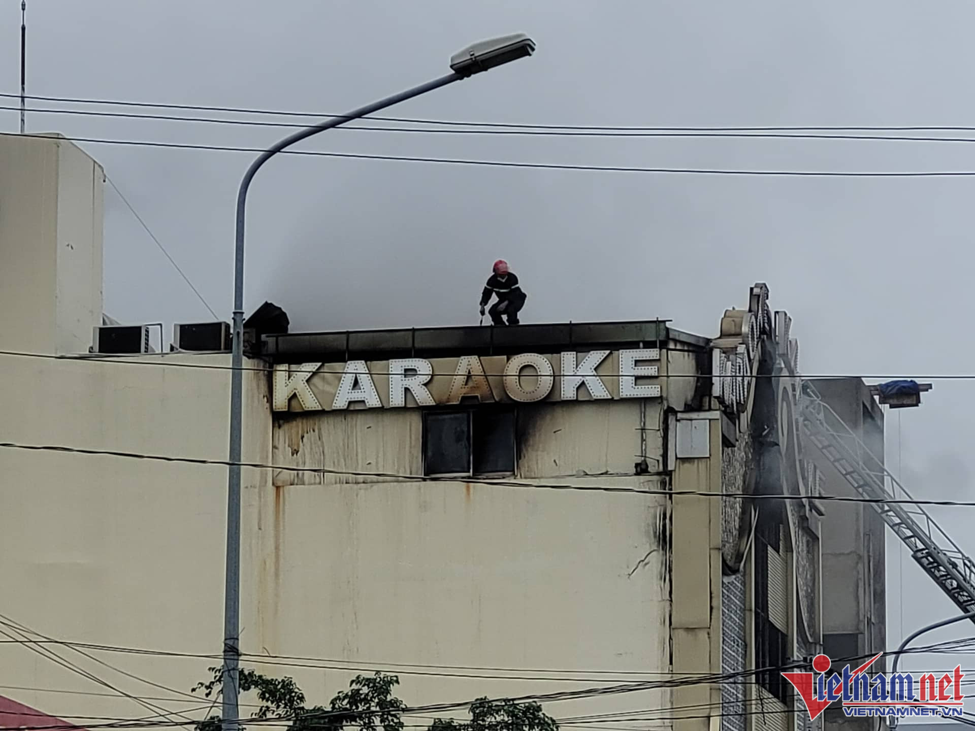 Ảnh: Hiện trường vụ cháy quán karaoke ở Bình Dương làm ít nhất 12 người chết - Ảnh 8.