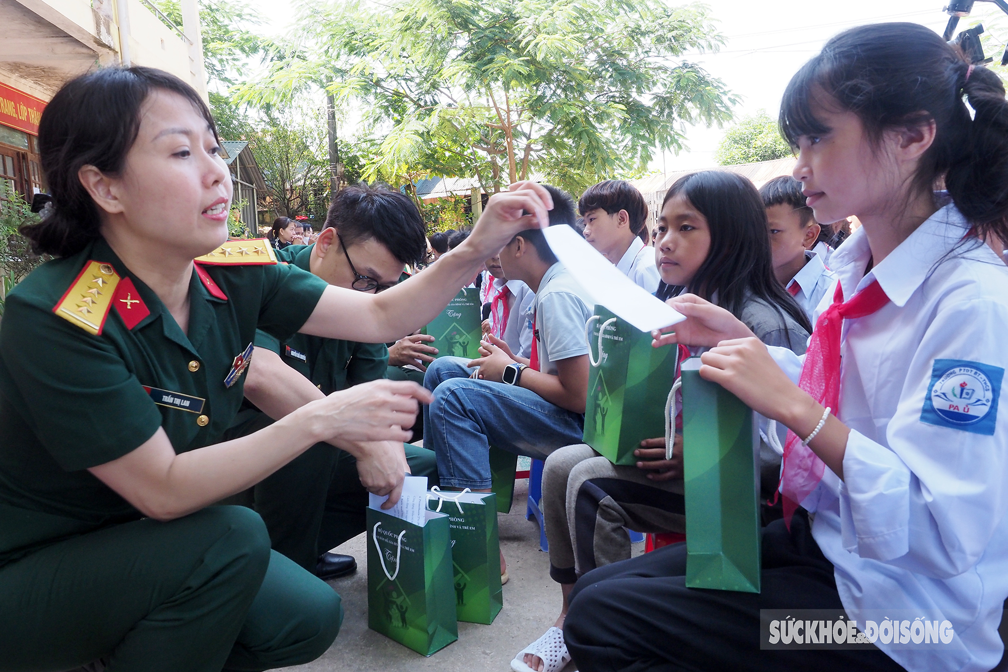 Gần 400 học sinh Trường Phổ thông dân tộc bán trú Pa Ủ, huyện Mường Tè được khám bệnh, cấp thuốc     - Ảnh 17.