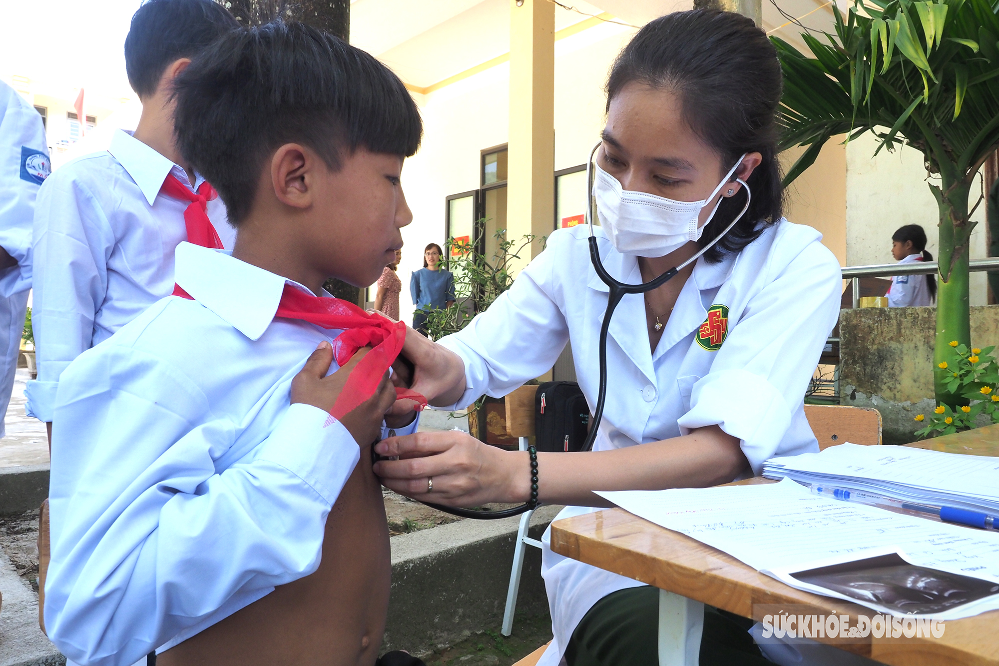 Gần 400 học sinh Trường Phổ thông dân tộc bán trú Pa Ủ, huyện Mường Tè được khám bệnh, cấp thuốc     - Ảnh 9.