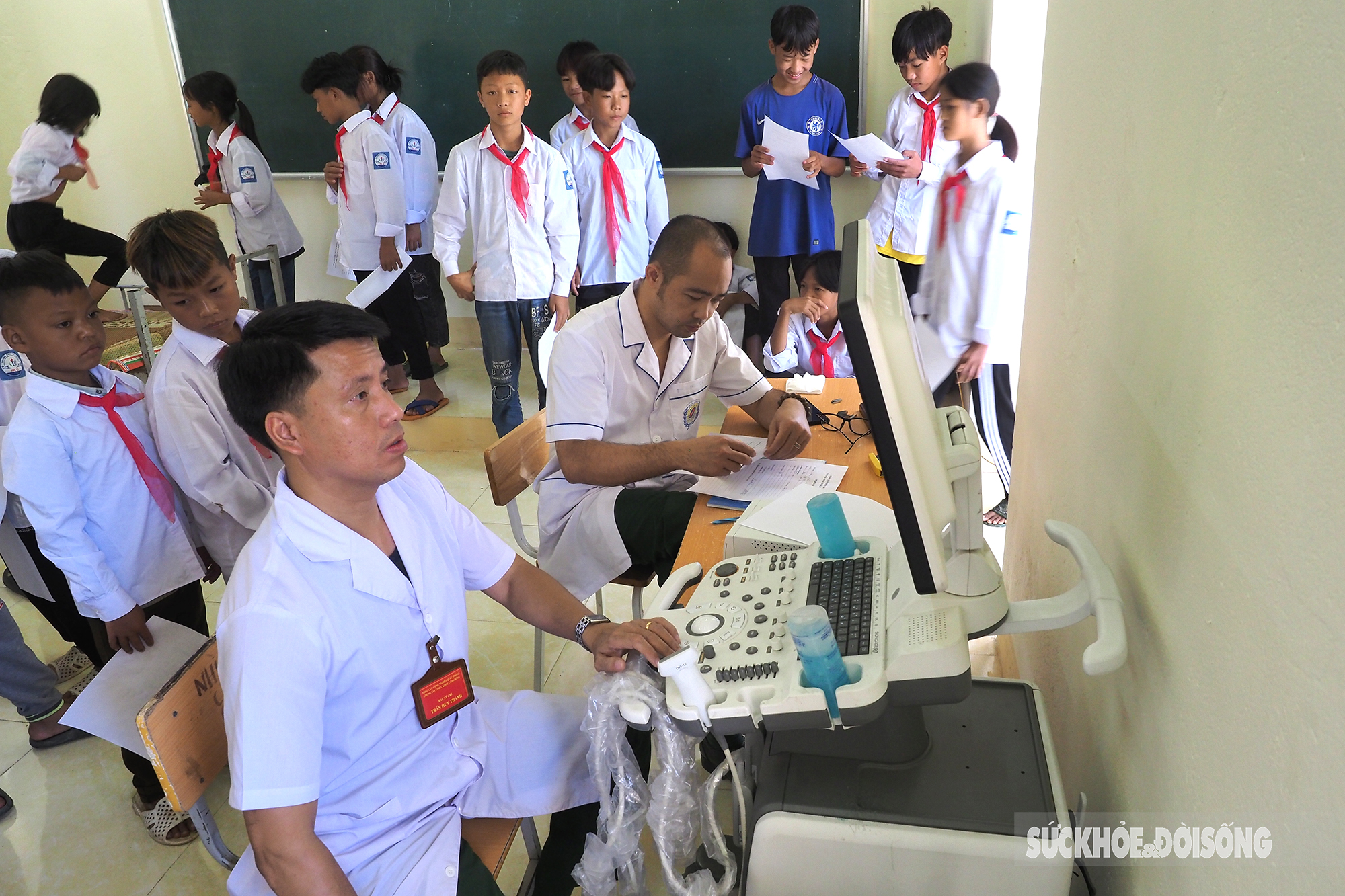 Gần 400 học sinh Trường Phổ thông dân tộc bán trú Pa Ủ, huyện Mường Tè được khám bệnh, cấp thuốc     - Ảnh 3.