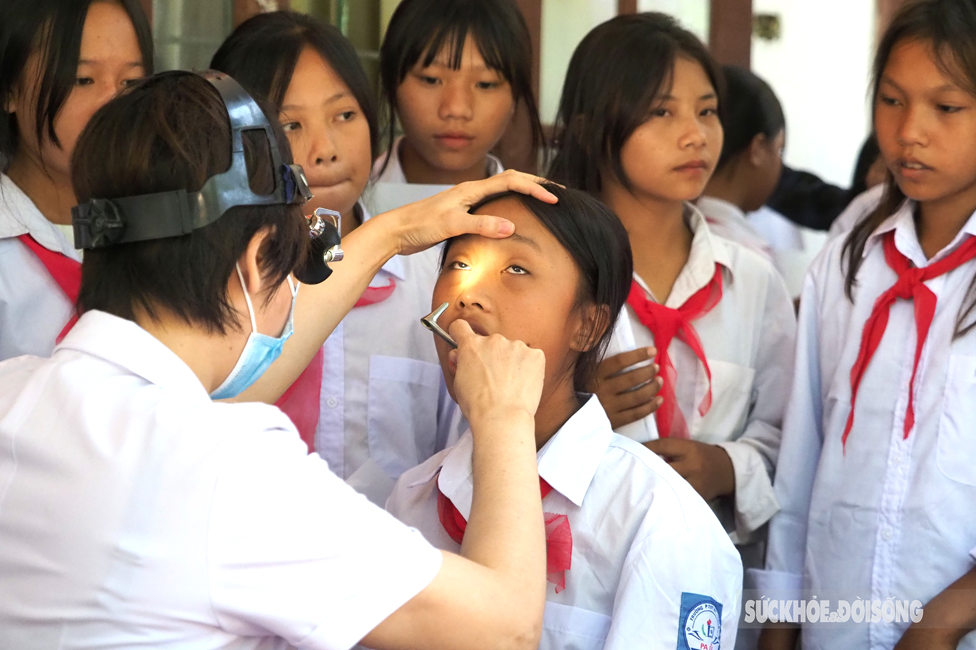 Gần 400 học sinh Trường Phổ thông dân tộc bán trú Pa Ủ, huyện Mường Tè được khám bệnh, cấp thuốc     - Ảnh 10.