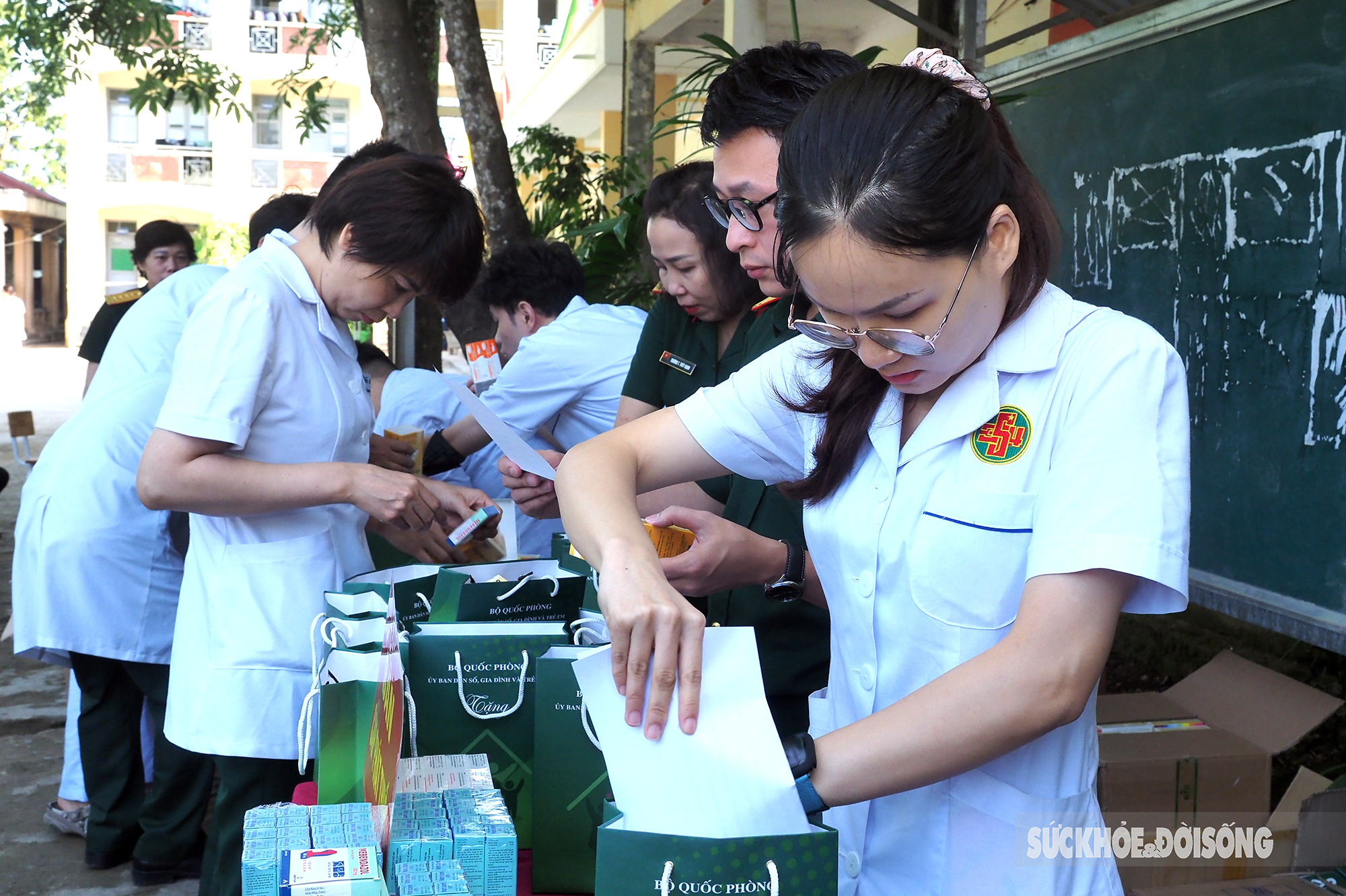 Gần 400 học sinh Trường Phổ thông dân tộc bán trú Pa Ủ, huyện Mường Tè được khám bệnh, cấp thuốc     - Ảnh 6.