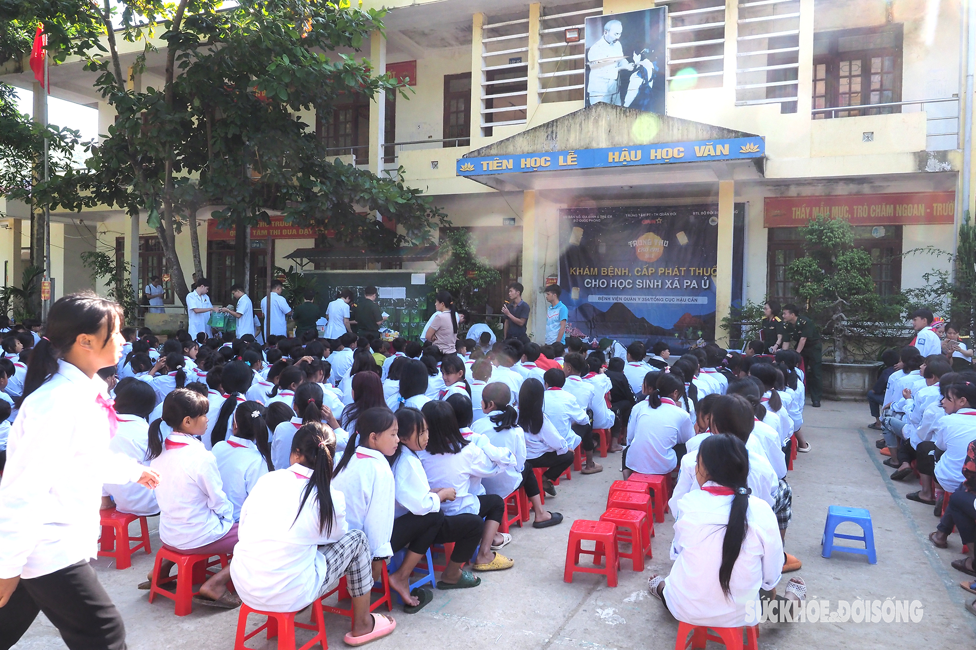 Gần 400 học sinh Trường Phổ thông dân tộc bán trú Pa Ủ, huyện Mường Tè được khám bệnh, cấp thuốc     - Ảnh 1.