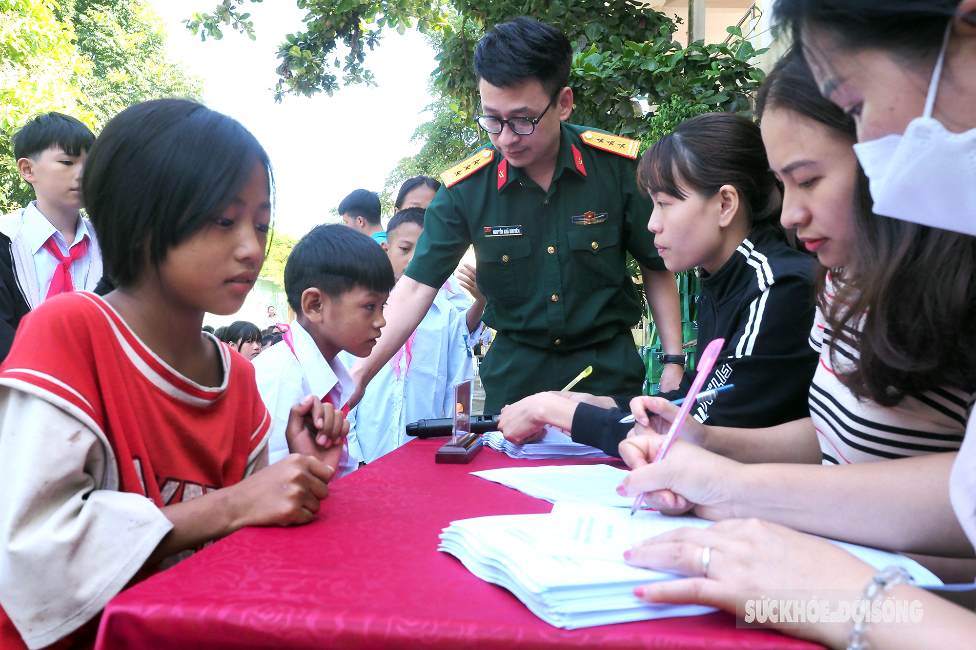 Gần 400 học sinh Trường Phổ thông dân tộc bán trú Pa Ủ, huyện Mường Tè được khám bệnh, cấp thuốc     - Ảnh 7.