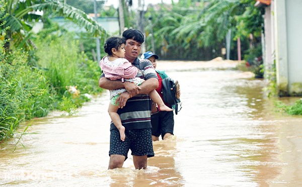 Đồng Nai: Lũ tràn vào sân trường, hơn 3.600 học sinh phải nghỉ học - Ảnh 1.