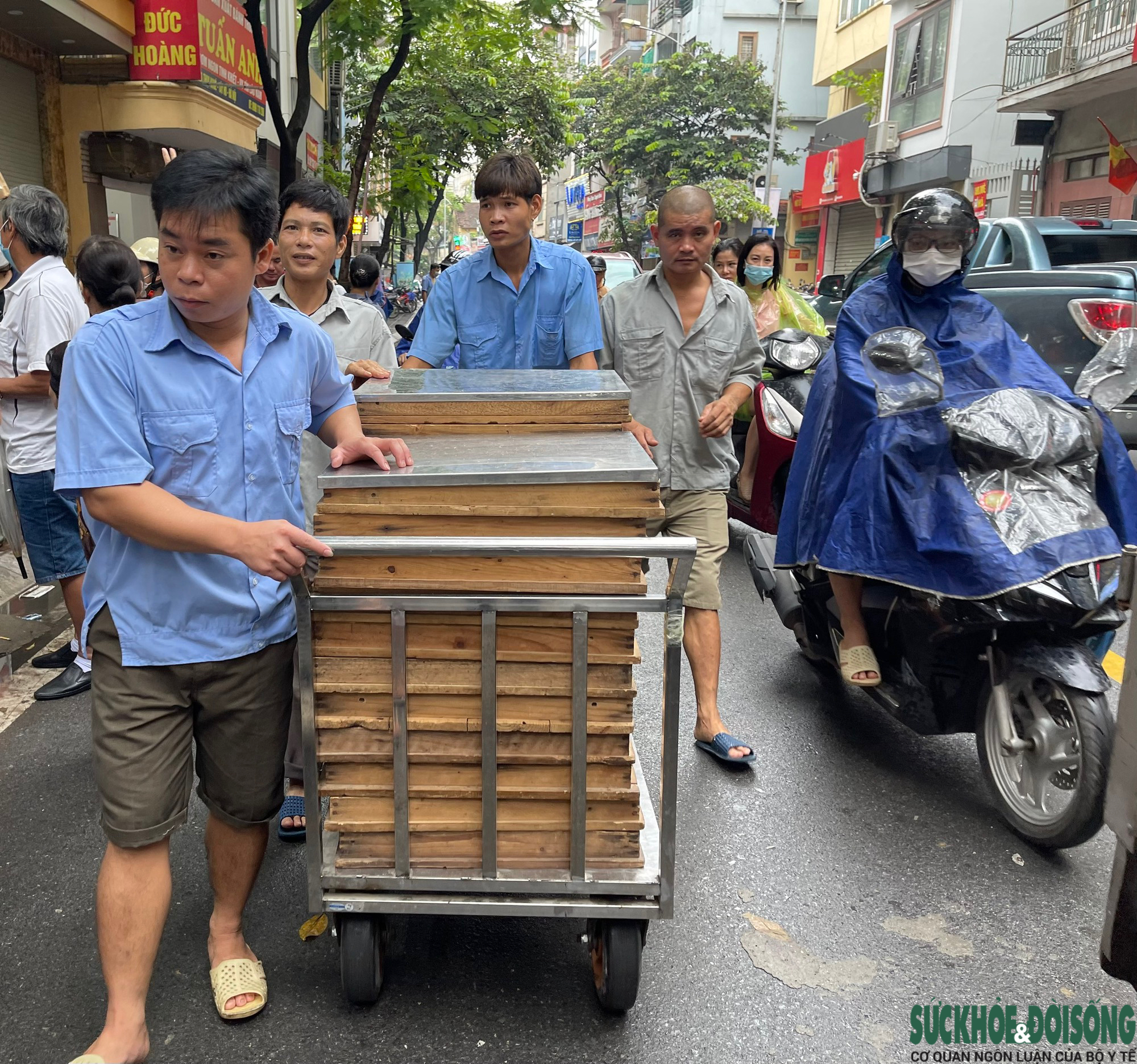 Người Hà Nội &quot;đội mưa&quot; xếp hàng dài mua bánh trung thu - Ảnh 5.