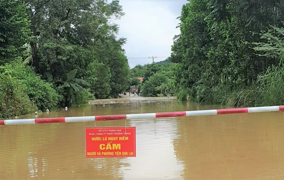 Mưa lớn, 119 hộ dân ở miền núi Thanh Hóa bị cô lập - Ảnh 1.